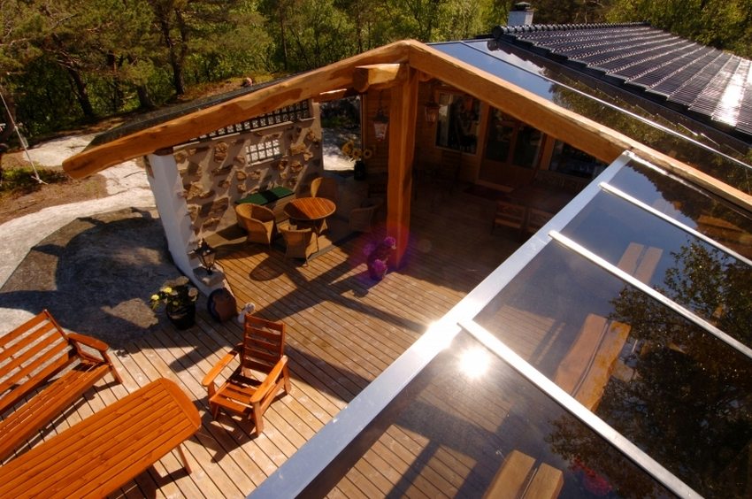 Cadre en bois et métal attenant au carport Cadre en bois et métal attenant au carport