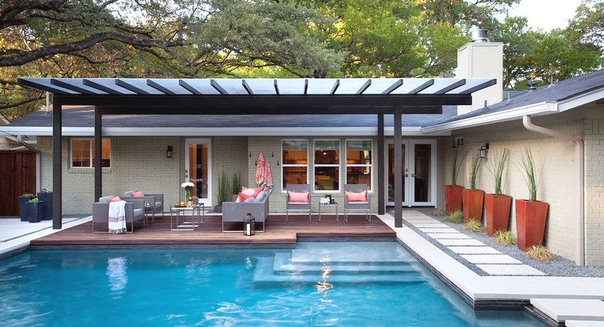 Auvent recouvert de polycarbonate s'intègre parfaitement dans la conception de la zone adjacente Auvent recouvert de polycarbonate s'intègre parfaitement dans la conception de la zone adjacente