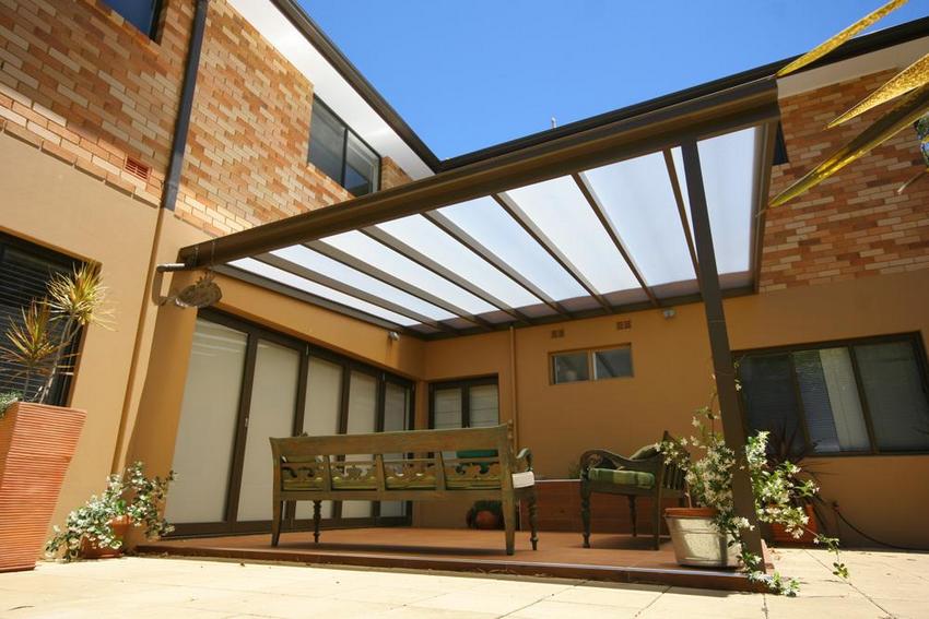 Auvent en polycarbonate avec structure de toit en pente Auvent en polycarbonate avec structure de toit en pente