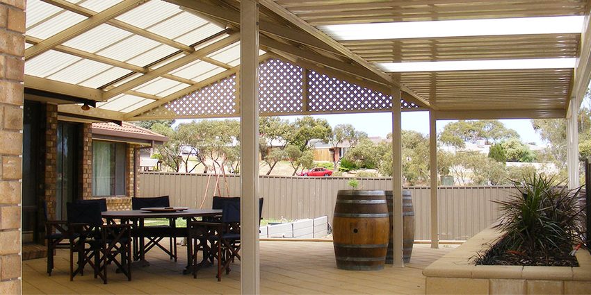 En raison de ses propriétés, le polycarbonate est le matériau le plus demandé pour couvrir les auvents. En raison de ses propriétés, le polycarbonate est le matériau le plus demandé pour couvrir les auvents.