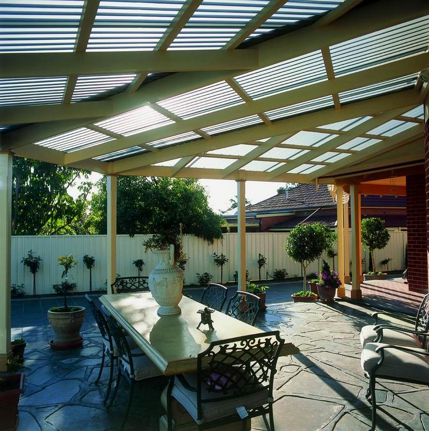 Construction complexe d'un auvent attaché à une maison privée Construction complexe d'un auvent attaché à une maison privée