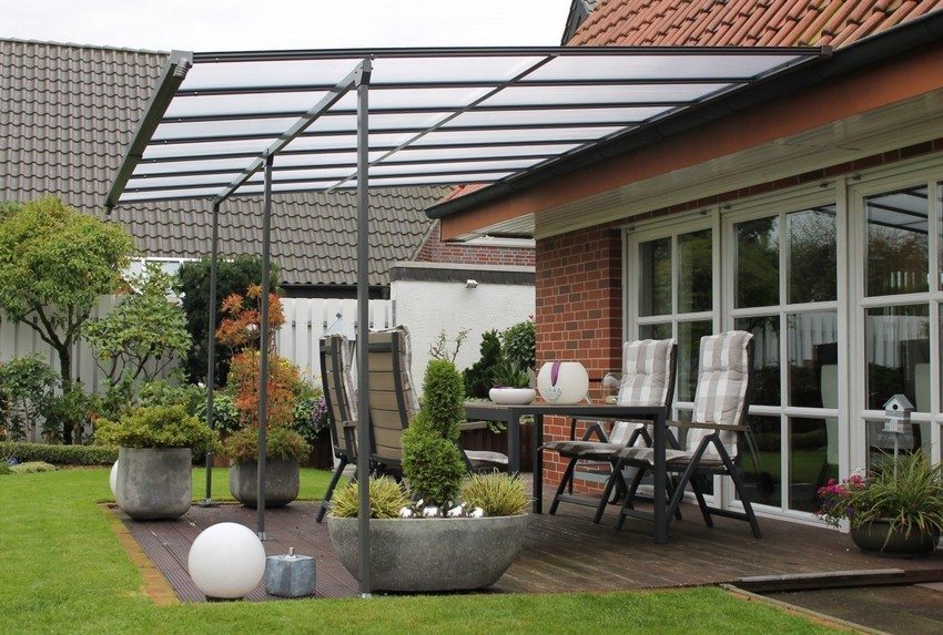 Auvent adjacent à la maison, avec un cadre en tube profilé Auvent adjacent à la maison, avec un cadre en tube profilé