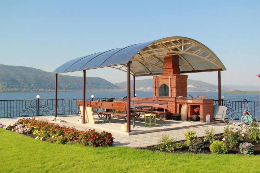 Et baldakin i gården i et privat hus kan blive et yndet sted at tilbringe tid sammen med din familie. Et baldakin i gården i et privat hus kan blive et yndet sted at tilbringe tid sammen med din familie.