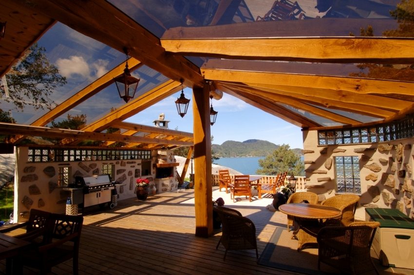 Baldakinens ramme med gaveltag er lavet af træ Baldakinens ramme med gaveltag er lavet af træ