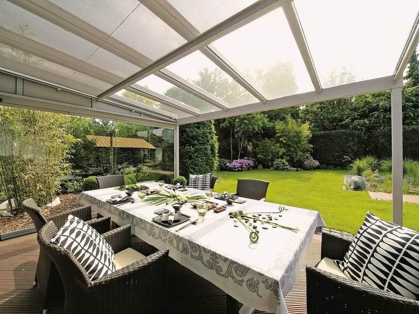 Polycarbonat transmitterer perfekt sollys, samtidig med at det beskytter mod ultraviolet stråling Polycarbonat transmitterer perfekt sollys, samtidig med at det beskytter mod ultraviolet stråling