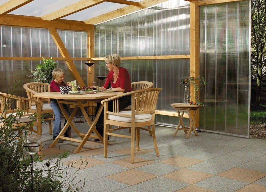 En polycarbonat baldakin beskytter pålideligt mod både den sol og regn En polycarbonat baldakin beskytter pålideligt mod både den sol og regn