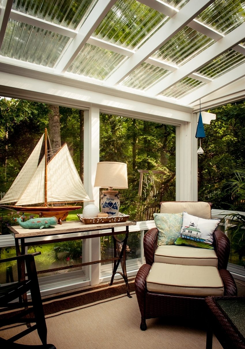 Polstrede møbler kan placeres under en polycarbonat-baldakin, hvilket skaber et hyggeligt opholdsområde Polstrede møbler kan placeres under en polycarbonat-baldakin, hvilket skaber et hyggeligt opholdsområde