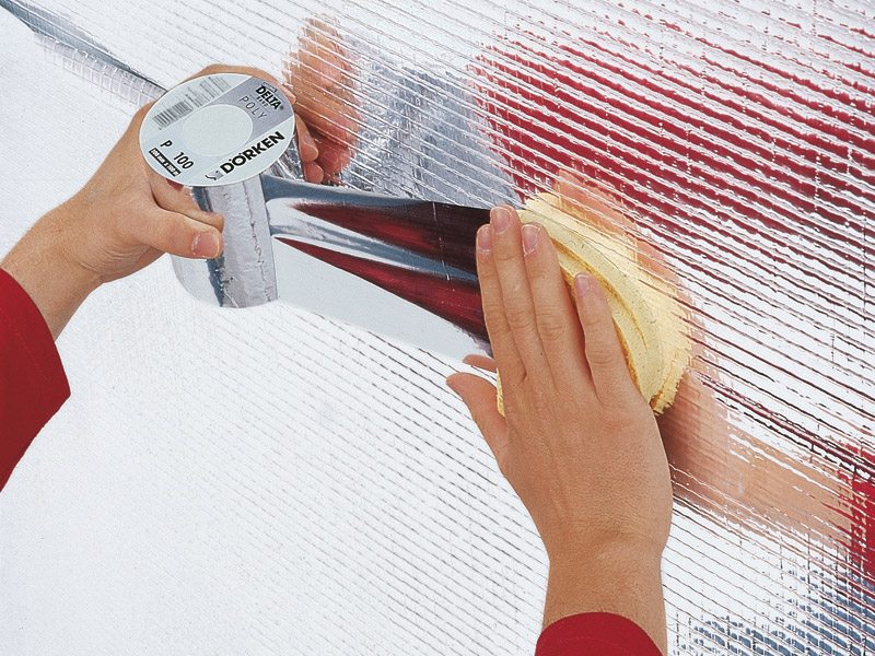 Det anbefales å feste dampsperren med metallisert tape eller stifter Det anbefales å feste dampsperren med metallisert tape eller stifter