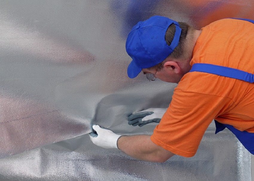 Den metalliserte grove siden av banen skal rettes mot rommet Den metalliserte grove siden av banen skal rettes mot rommet