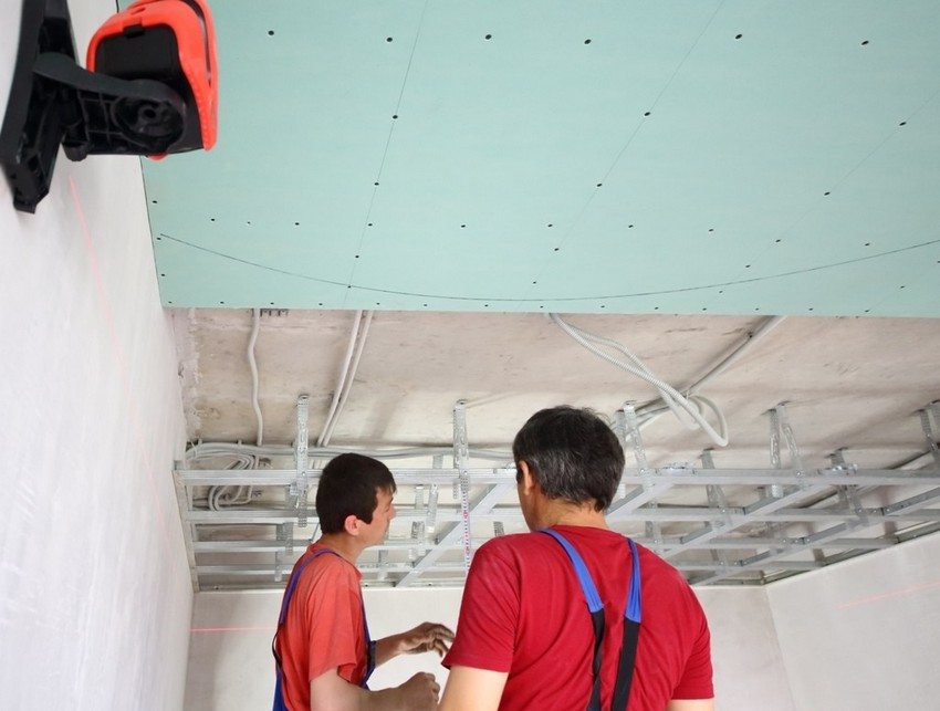 קל להסתיר צינורות וחוטים ברווח שבין התקרה קל להסתיר צינורות וחוטים ברווח שבין התקרה