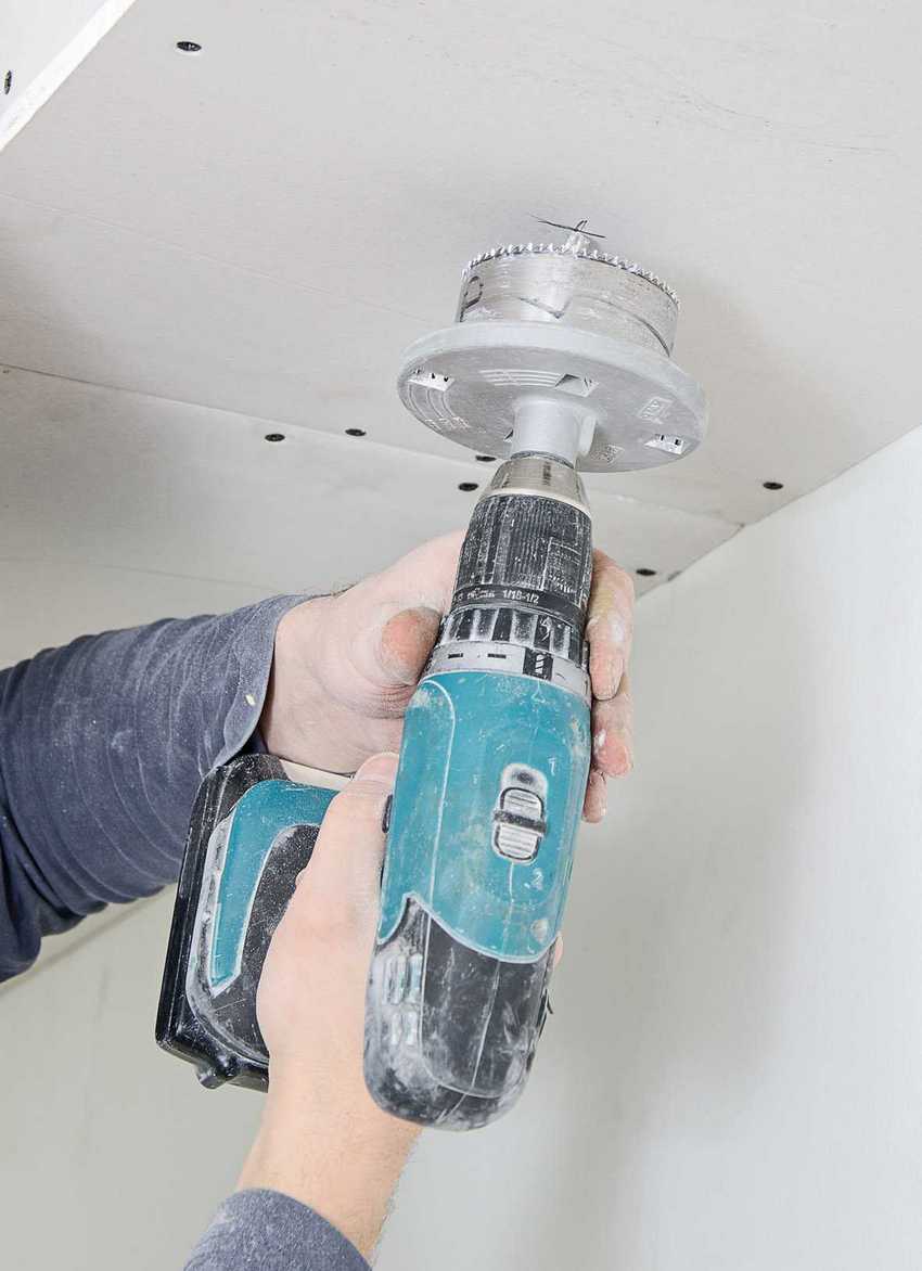 מקדחה עם חיבור מיוחד משמש לחיתוך חורים למנורות. מקדחה עם חיבור מיוחד משמש לחיתוך חורים למנורות.