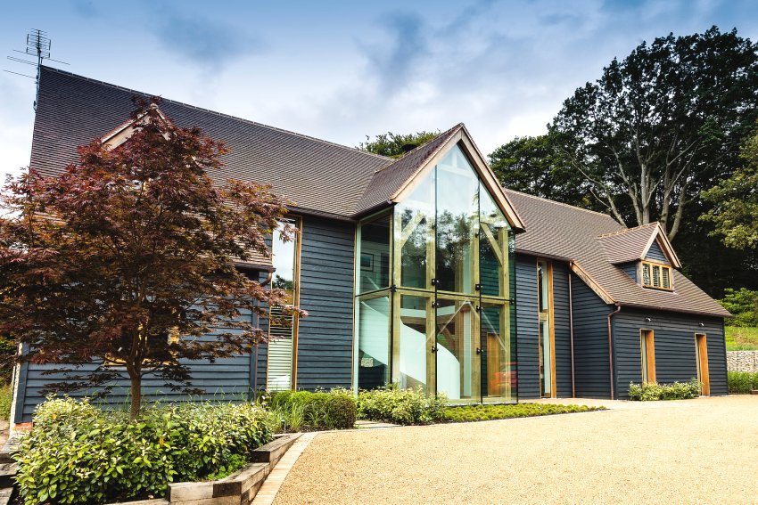 Nakasalalay sa pagkakabukod, maaari kang manirahan sa isang frame house sa buong taon o pana-panahon lamang Nakasalalay sa pagkakabukod, maaari kang manirahan sa isang frame house sa buong taon o pana-panahon lamang