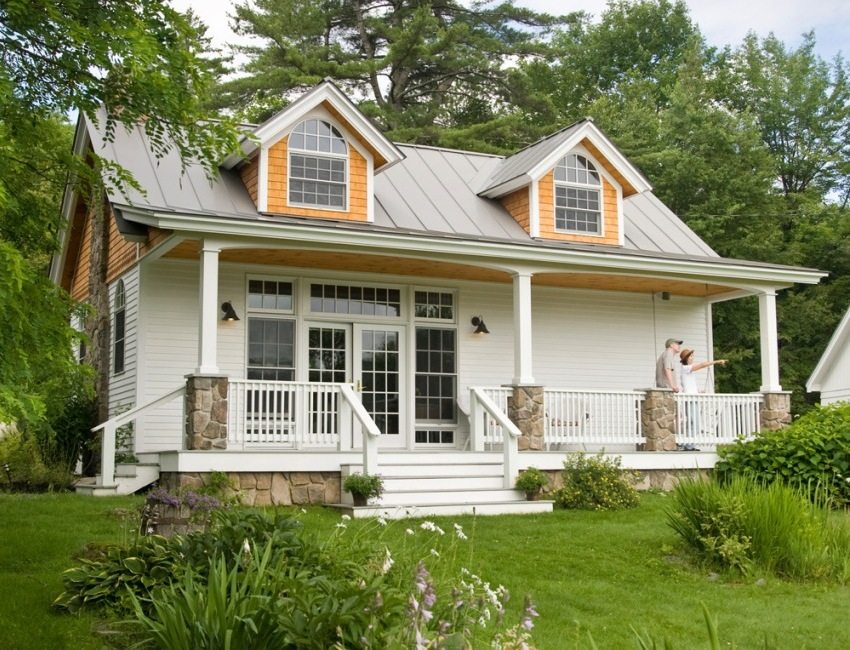 Isang palapag na frame house na nakasuot ng vinyl siding Isang palapag na frame house na nakasuot ng vinyl siding