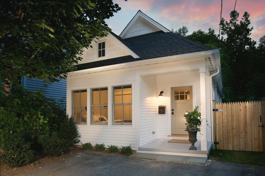 Ang isang maliit na bahay sa bansa ay itinayo gamit ang teknolohiyang frame Ang isang maliit na bahay sa bansa ay itinayo gamit ang teknolohiyang frame