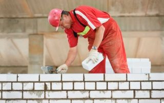 La taille de la brique de silicate, ses caractéristiques et son installation