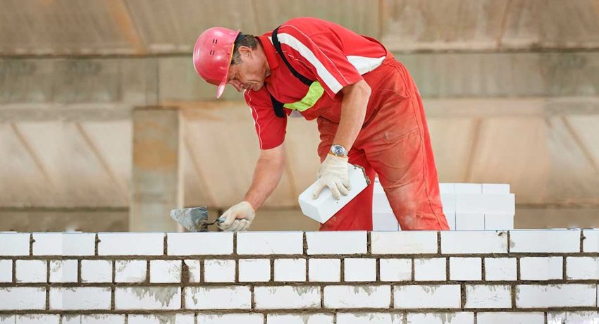 Érection d'un mur de brique de silicate solide La taille de la brique de silicate, ses caractéristiques et son installation