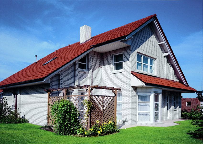La maison est faite de briques blanches de silicate La maison est faite de briques blanches de silicate
