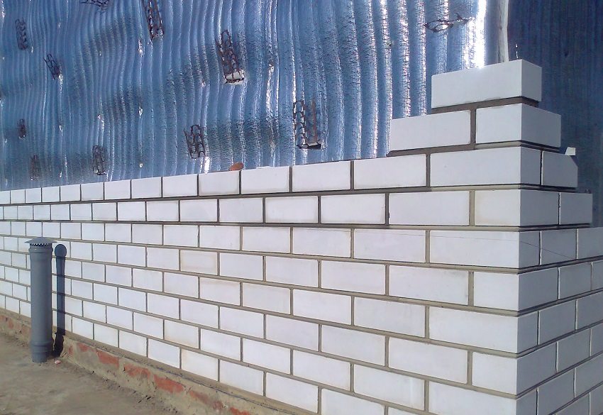 Maçonnerie sur un mur pré-préparé Maçonnerie sur un mur pré-préparé