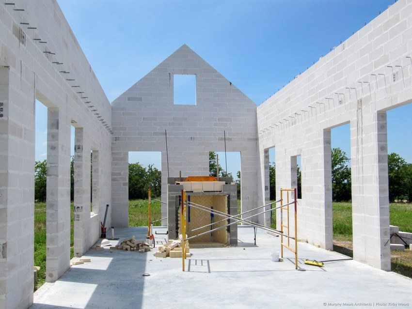 جدران المنزل مبنية من كتل الخرسانة الرغوية جدران المنزل مبنية من كتل الخرسانة الرغوية