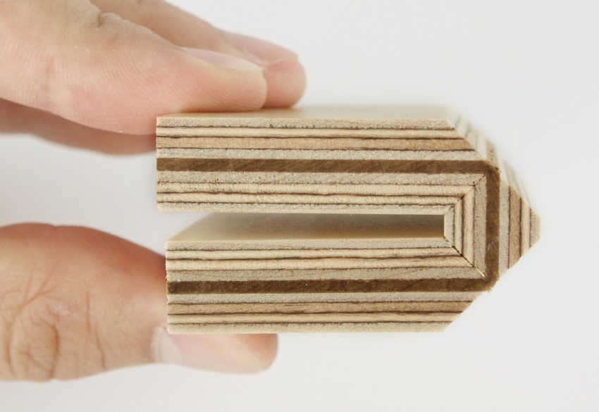 W procesie produkcji każda warstwa sklejki jest poddawana obróbce specjalnymi związkami i impregnatami W procesie produkcji każda warstwa sklejki jest poddawana obróbce specjalnymi związkami i impregnatami