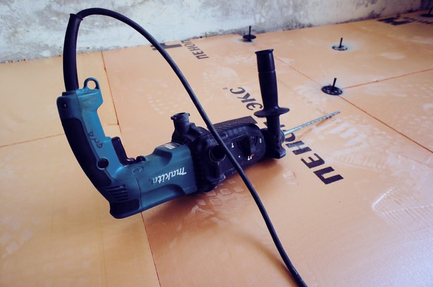 Jamur dowel digunakan untuk mengikat penebat Jamur dowel digunakan untuk mengikat penebat