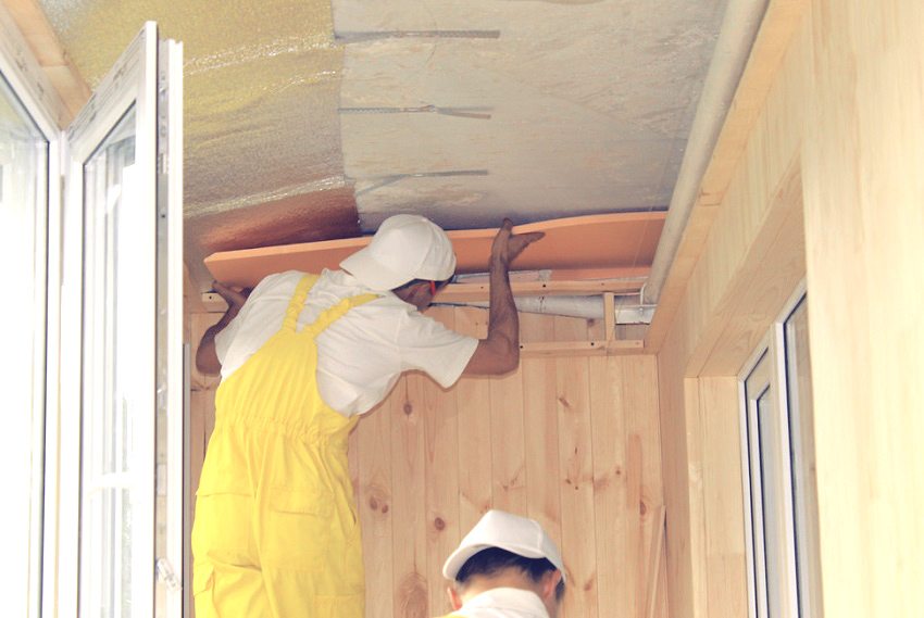 Sebagai tambahan kepada penebat haba pada loggia, perlu dipertimbangkan penghalang wap Sebagai tambahan kepada penebat haba pada loggia, perlu dipertimbangkan penghalang wap