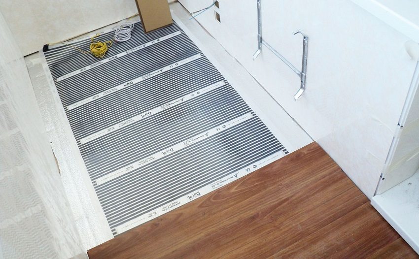 Lantai filem inframerah dipasang di bawah penamat Lantai filem inframerah dipasang di bawah penamat