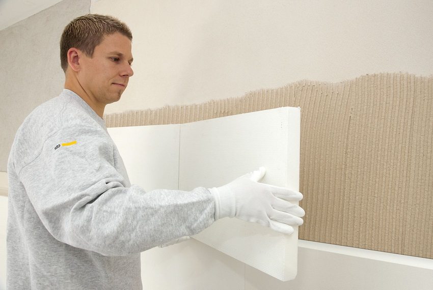 Semasa merekatkan penebat, anda boleh menggunakan level untuk meratakan permukaan Semasa merekatkan penebat, anda boleh menggunakan level untuk meratakan permukaan