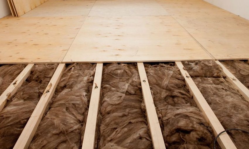 Polaganje listova šperploče na trupce i popunjavanje praznina kamenom vunom Polaganje listova šperploče na trupce i popunjavanje praznina kamenom vunom