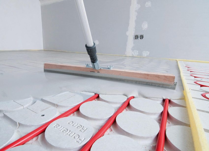 Fußbodenheizung ist eine übliche Methode, um ein privates Landhaus zu heizen Fußbodenheizung ist eine übliche Methode, um ein privates Landhaus zu heizen