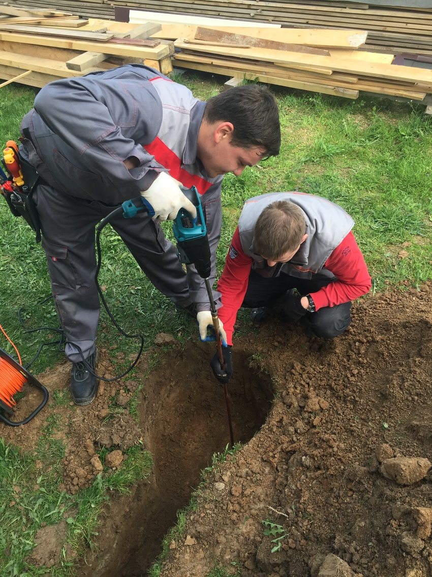 El procés d’instal·lació d’un bucle de terra per a una casa de camp El procés d’instal·lació d’un bucle de terra per a una casa de camp