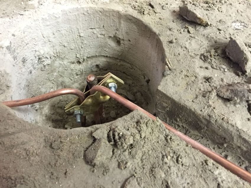 Com més gran sigui la superfície de contacte del circuit amb la terra, més eficaç serà la connexió a terra. Com més gran sigui la superfície de contacte del circuit amb la terra, més eficaç serà la connexió a terra.