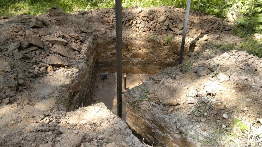 Instal·lació d’un bucle de terra al pati d’una casa particular Instal·lació d’un bucle de terra al pati d’una casa particular