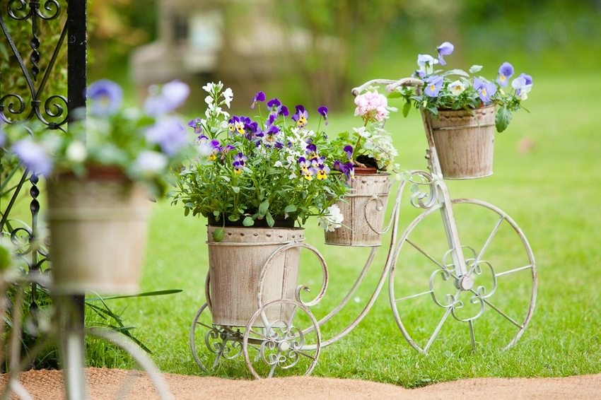 Behagelig blomsterbed i gården af et landsted Behagelig blomsterbed i gården af et landsted