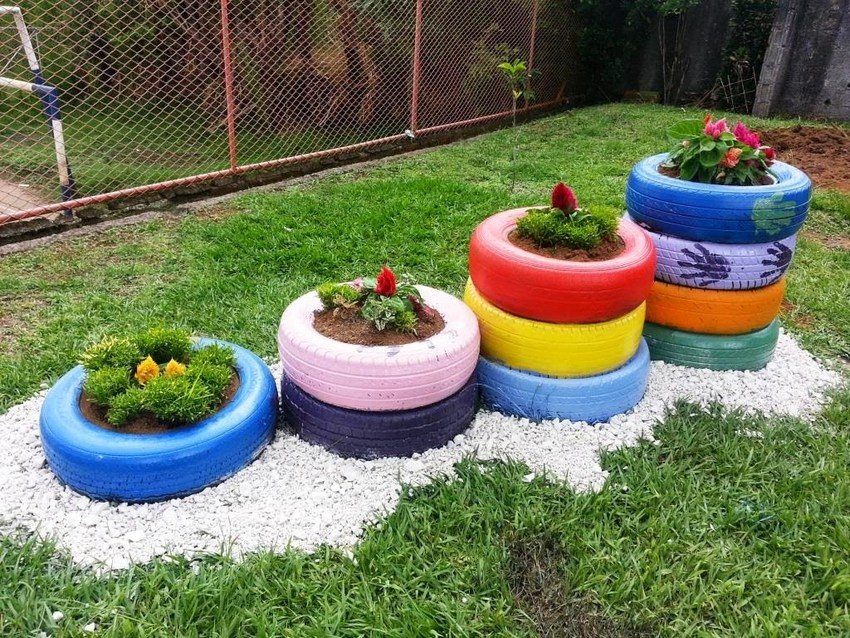 En blomsterbed lavet af dæk er let at designe og kræver ikke store økonomiske investeringer En blomsterbed lavet af dæk er let at designe og kræver ikke store økonomiske investeringer