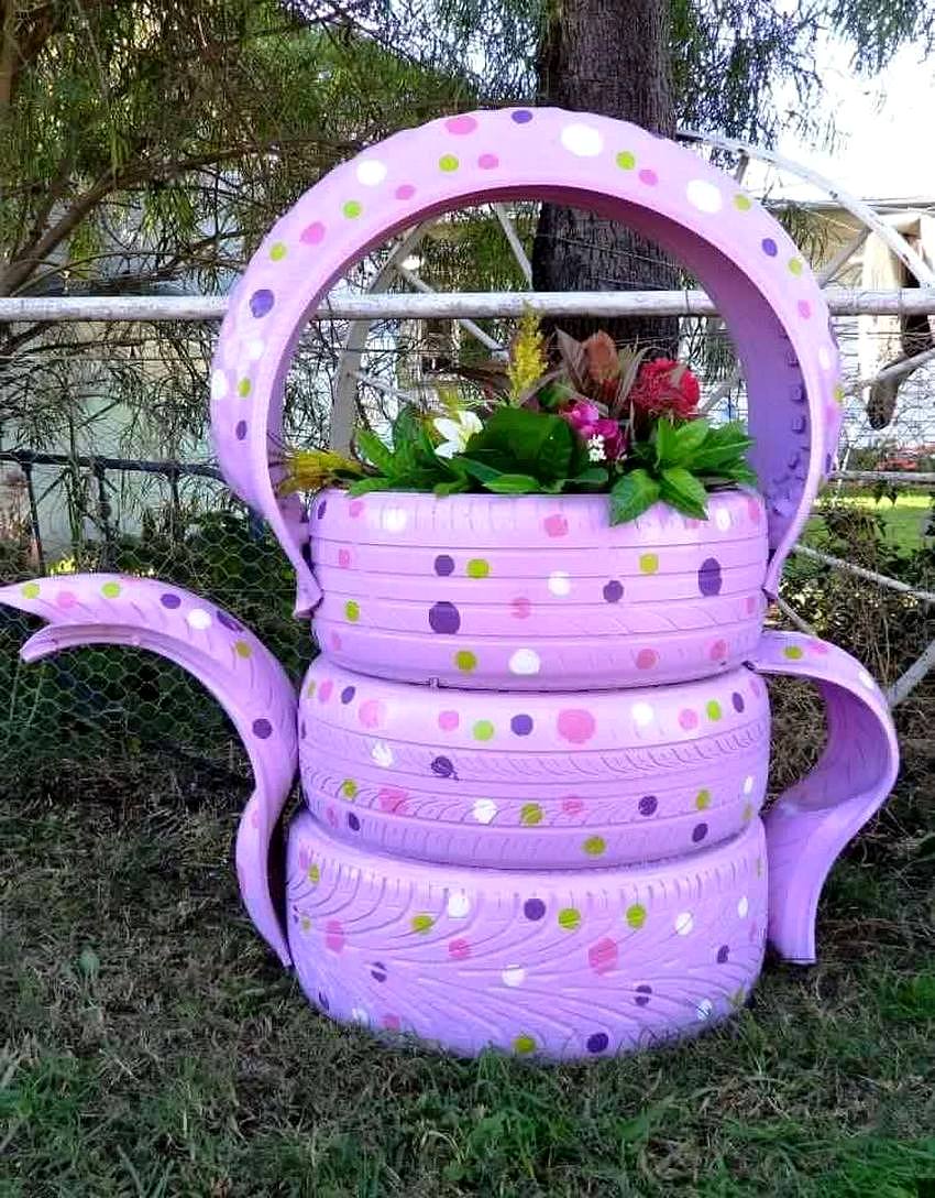 En blomsterbed i form af en tekande lavet af gamle dæk En blomsterbed i form af en tekande lavet af gamle dæk