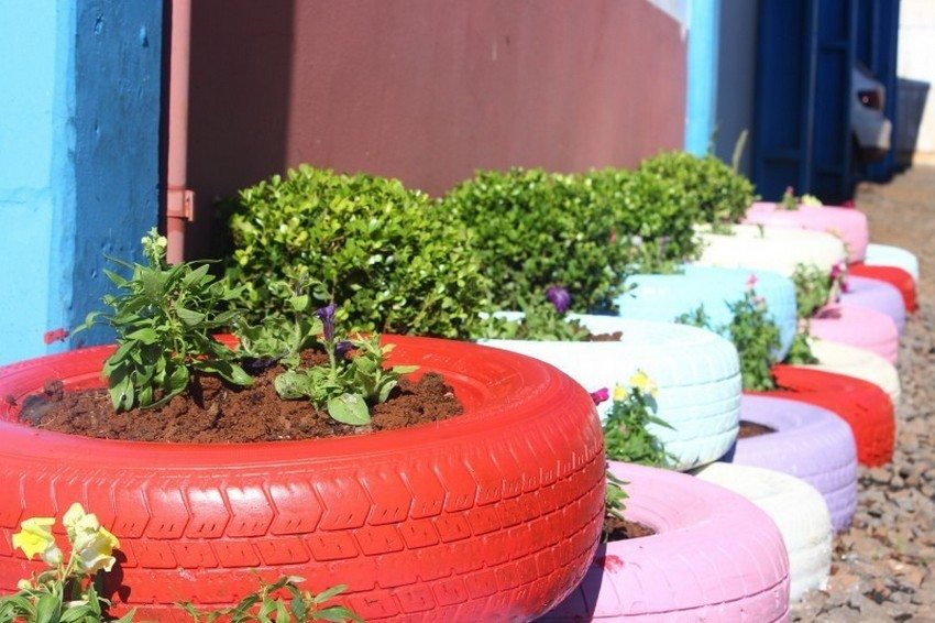 To-lags blomsterbed lavet af bildæk To-lags blomsterbed lavet af bildæk