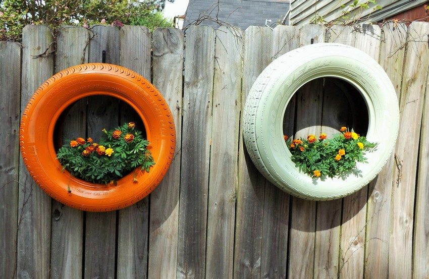 Mulighed for en lodret blomsterbed fra bildæk Mulighed for en lodret blomsterbed fra bildæk