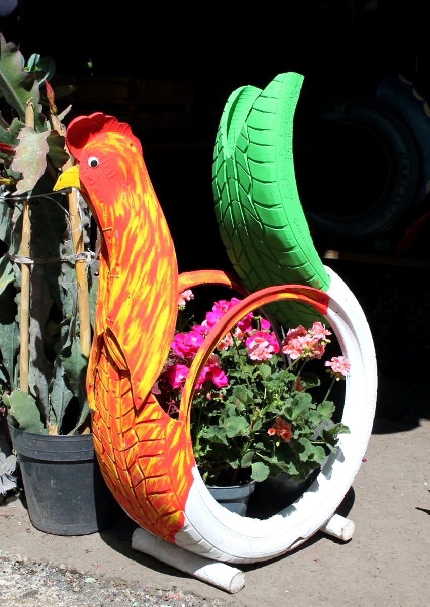 En blomsterbed lavet af et dæk i form af en cockerel En blomsterbed lavet af et dæk i form af en cockerel