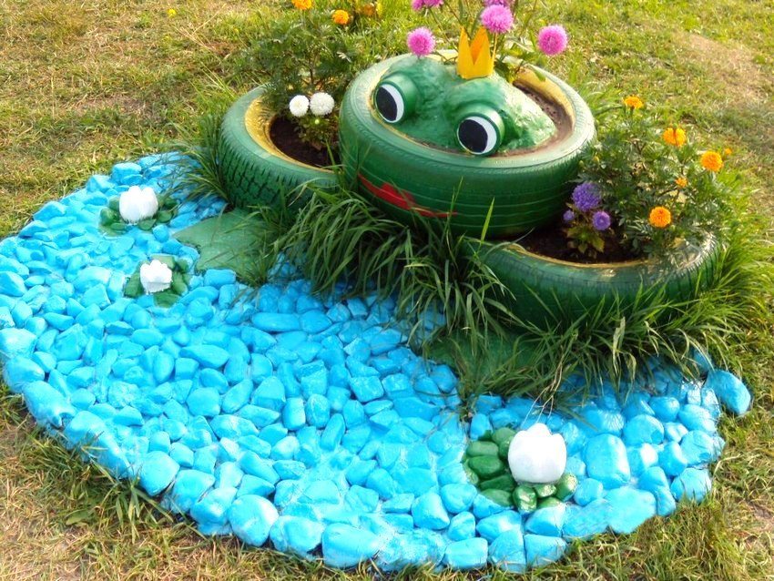 Ved hjælp af dæk kan du oprette blomsterbed med et unikt design Ved hjælp af dæk kan du oprette blomsterbed med et unikt design