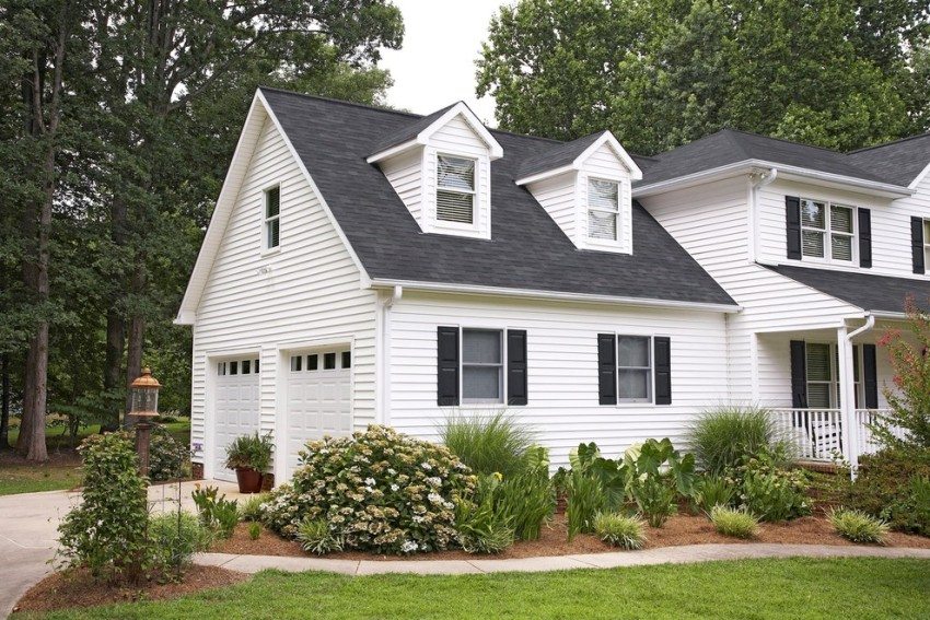 Dom dwukondygnacyjny z pomieszczeniem na poddaszu i garażem na dwa samochody Dom dwukondygnacyjny z pomieszczeniem na poddaszu i garażem na dwa samochody