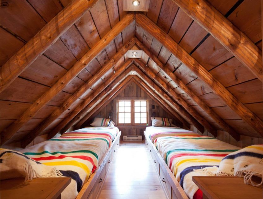 Mały wąski strych wyposażony jest w wygodną sypialnię Mały wąski strych wyposażony jest w wygodną sypialnię