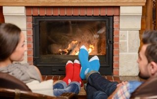 Brændeovne til hjemmet: en stilfuld accent i et landligt interiør