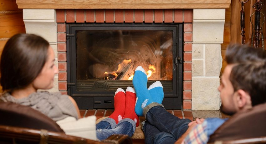 Kominek w salonie stwarza niepowtarzalną atmosferę ciepła i komfortu Kominki na drewno do domu: stylowy akcent w wiejskim wnętrzu