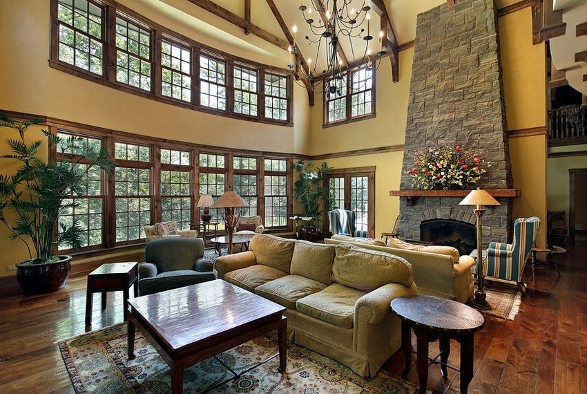 Kominek harmonijnie uzupełnia wnętrze salonu, urządzone w klasycznym stylu Kominek harmonijnie uzupełnia wnętrze salonu, utrzymane w klasycznym stylu