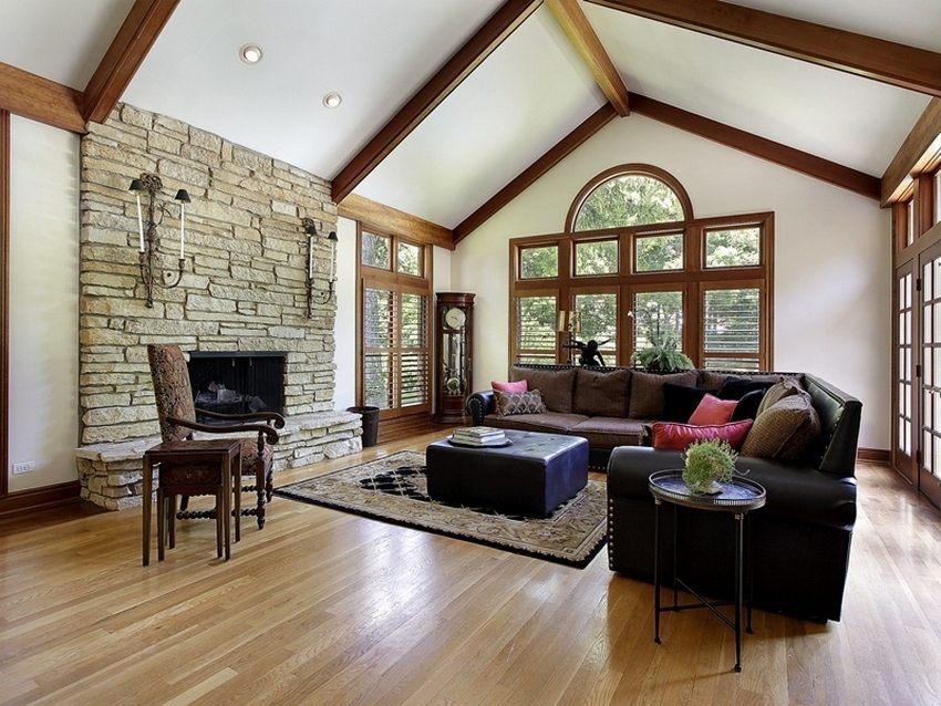 Zamknięty kominek we wnętrzu salonu Zamknięty kominek we wnętrzu salonu