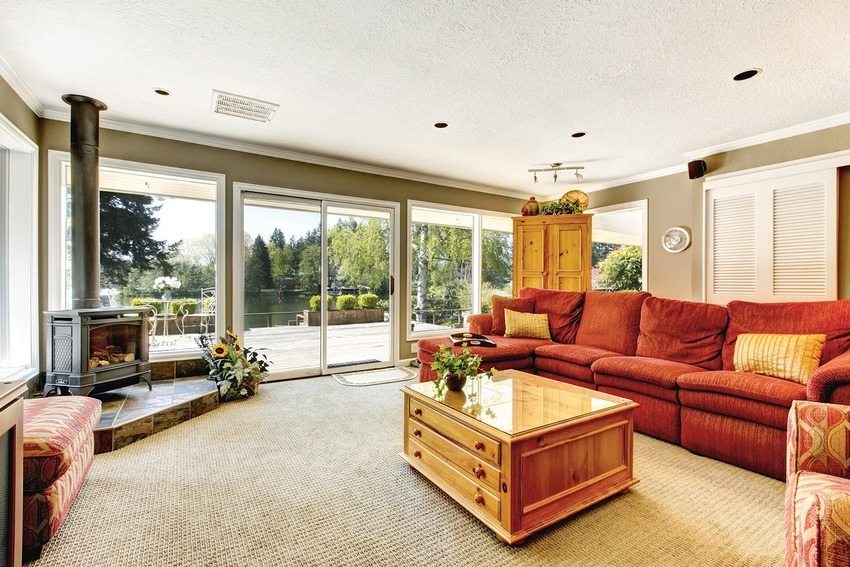 Metalowy piec kominkowy w wiejskim domu Metalowy piec kominkowy w wiejskim domu