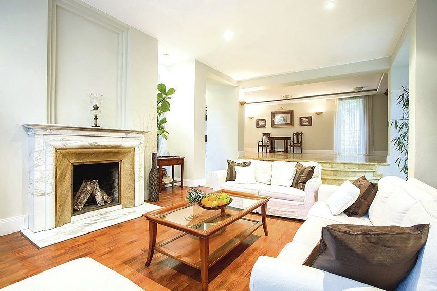 Kominek na drewnie w salonie wiejskiego domu Kominek na drewnie w salonie wiejskiego domu