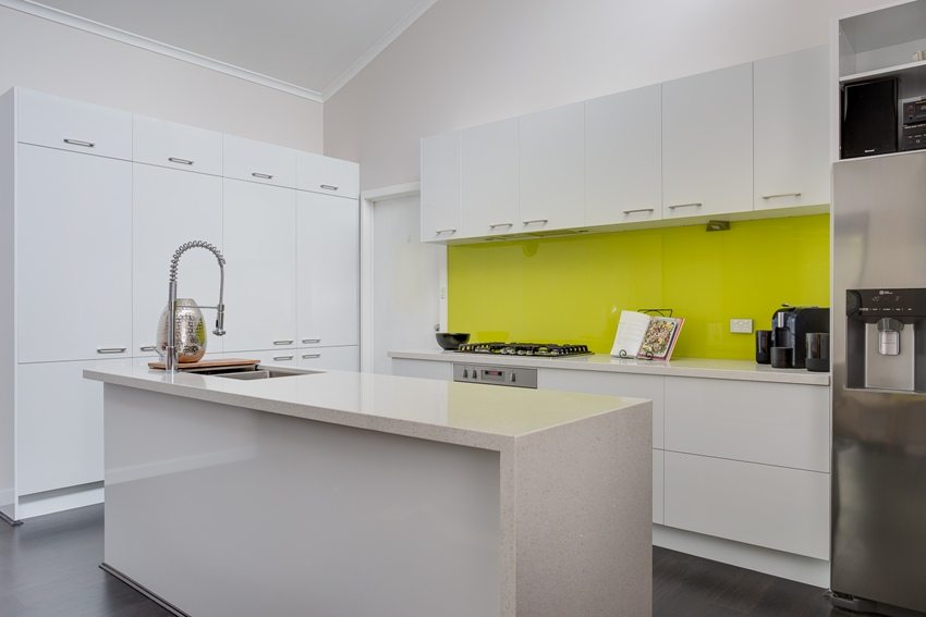 סינר מנוגד בהיר על רקע מטבח לבן סינר מנוגד בהיר על רקע מטבח לבן