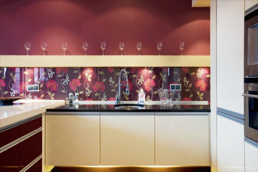 לוח זכוכית שקוף המותקן על גבי טפט צבעוני לוח זכוכית שקוף המותקן על גבי טפט צבעוני